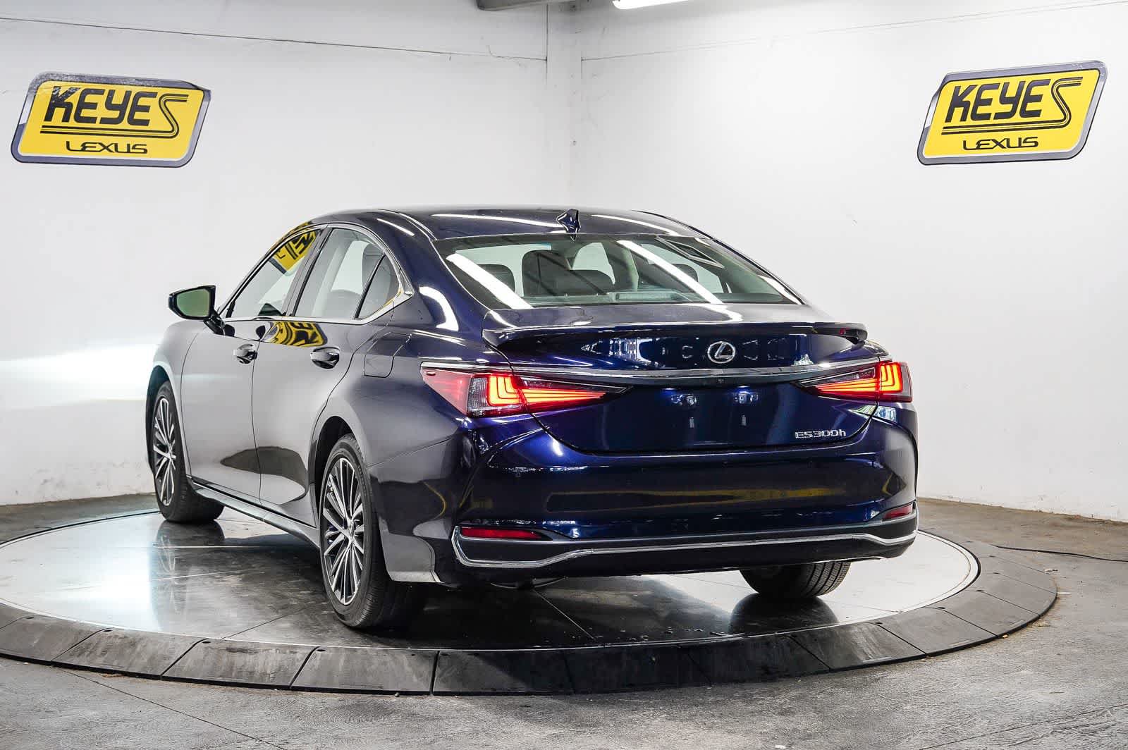 Used 2024 Lexus ES 300h w/ Premium Package FWD image 2