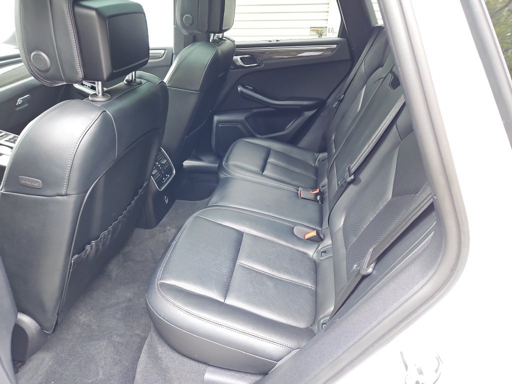 Certified 2023 Porsche Macan S AWD/4WD image 37