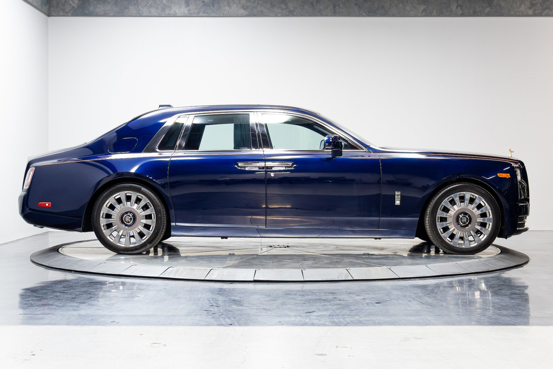 Used 2021 Rolls-Royce Phantom Sedan RWD image 21