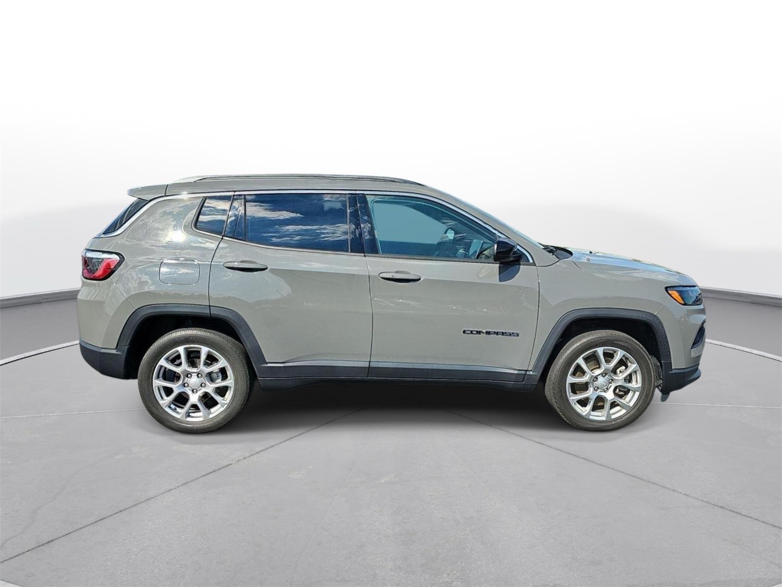 Used 2024 Jeep Compass Latitude AWD/4WD image 5