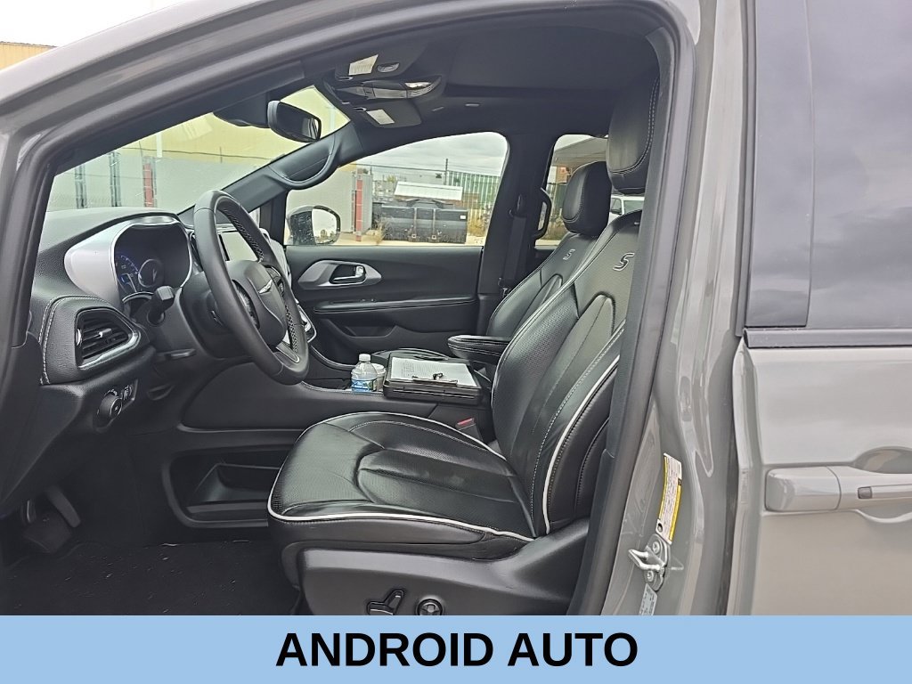Used 2025 Chrysler Pacifica Limited FWD image 13
