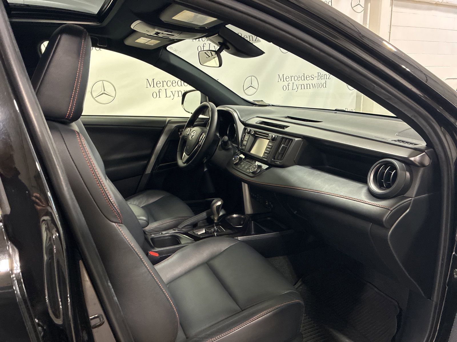 Used 2017 Toyota RAV4 SE image 28