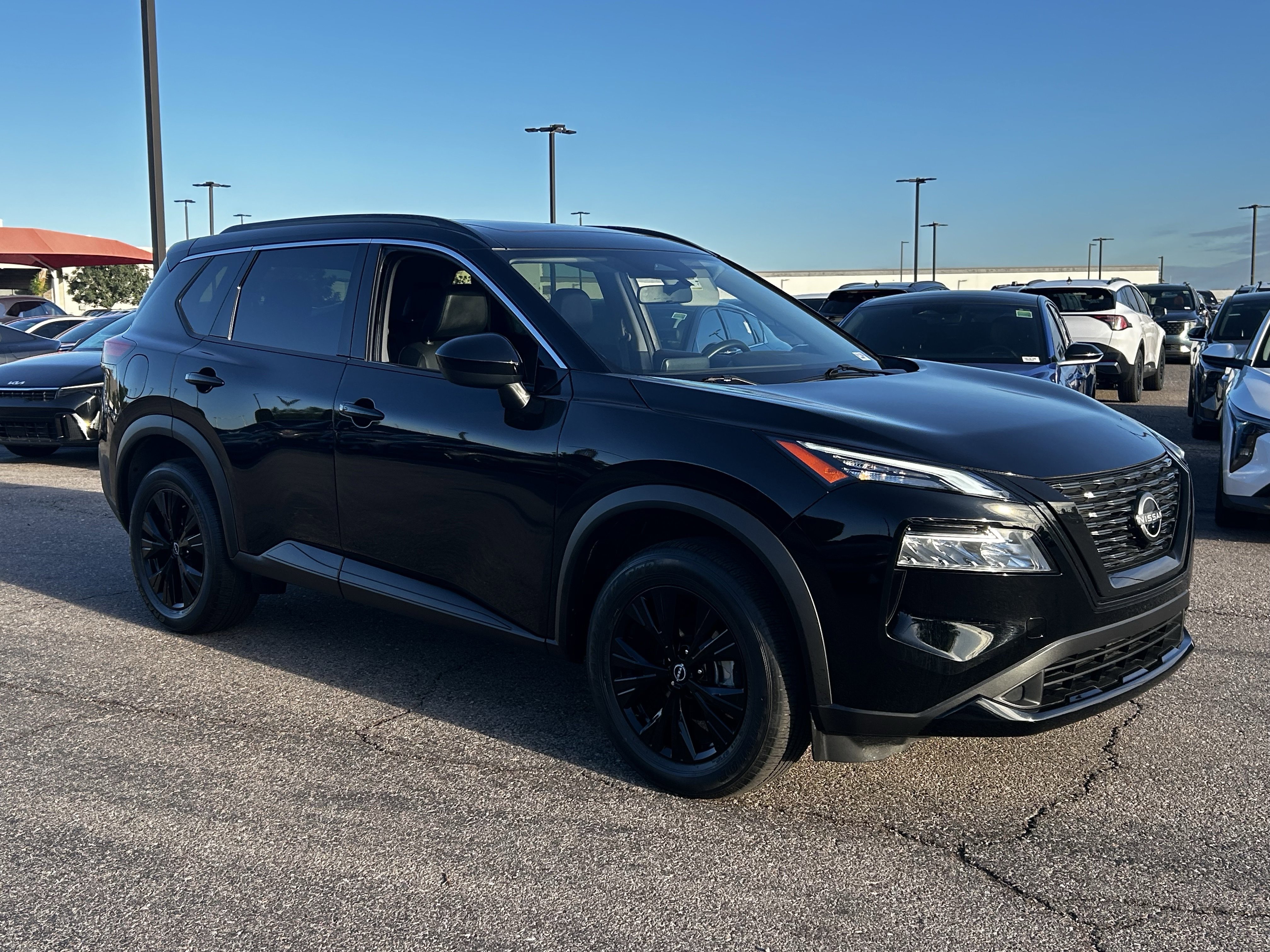 Used 2023 Nissan Rogue SV w/ SV Premium B Package image 4