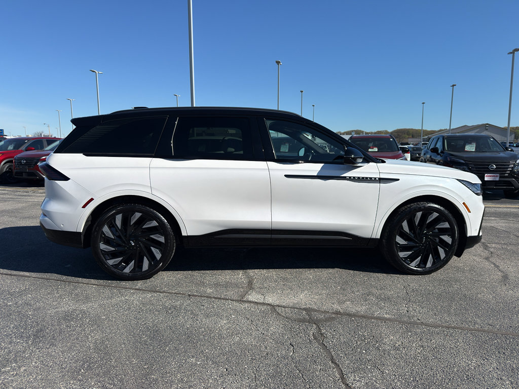 Used 2024 Lincoln Nautilus Reserve w/ Equipment Group 203A AWD/4WD image 4