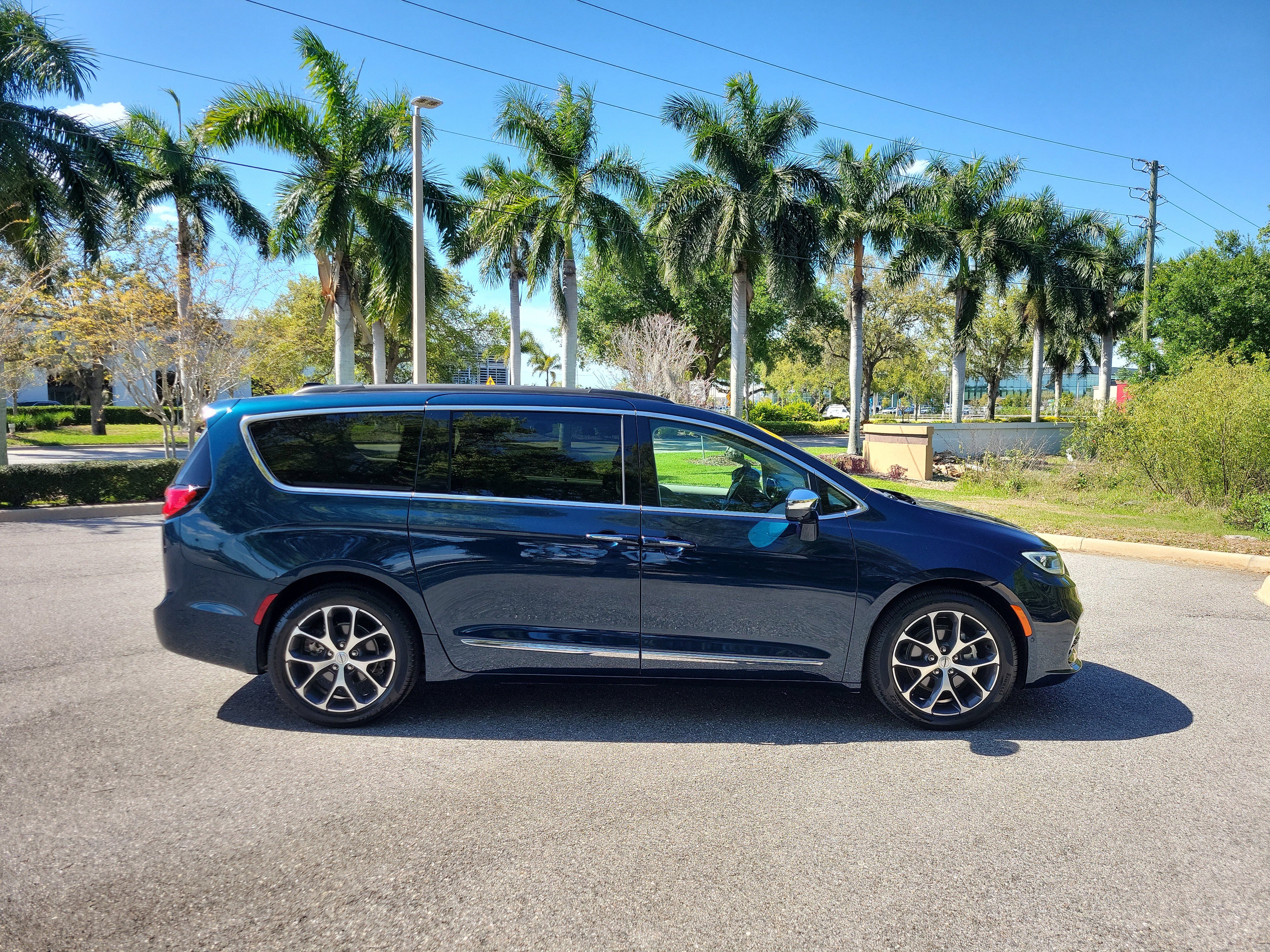 Used 2022 Chrysler Pacifica Limited image 3