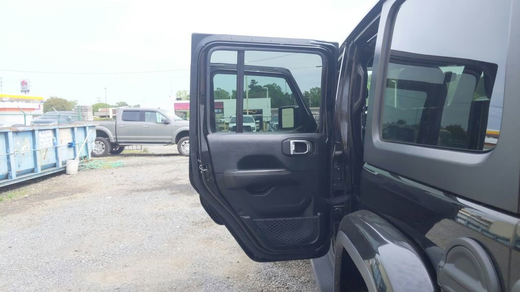 Used 2018 Jeep Wrangler Unlimited Sahara w/ Dual Top Group AWD/4WD image 29