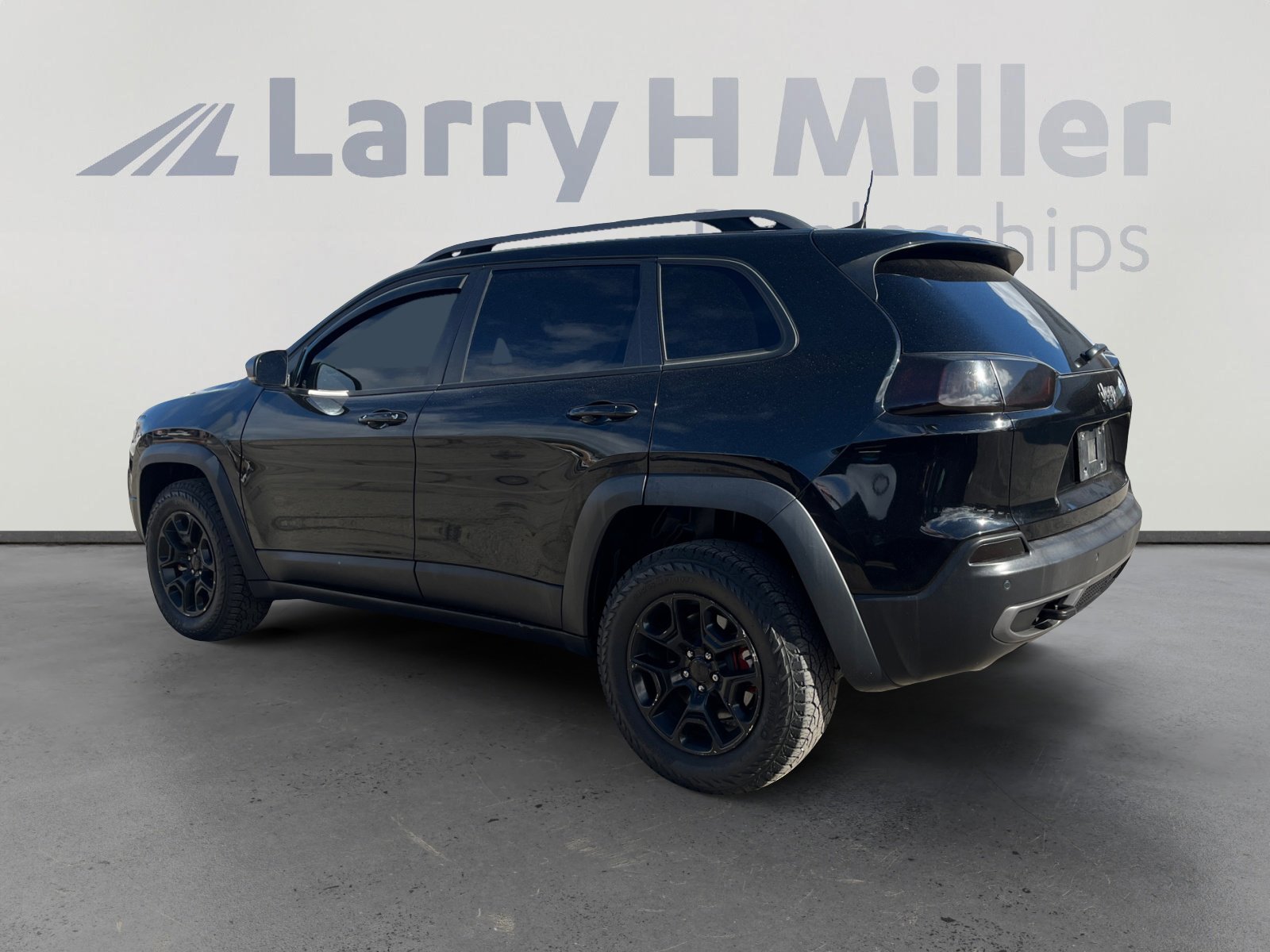 Used 2021 Jeep Cherokee Trailhawk image 3