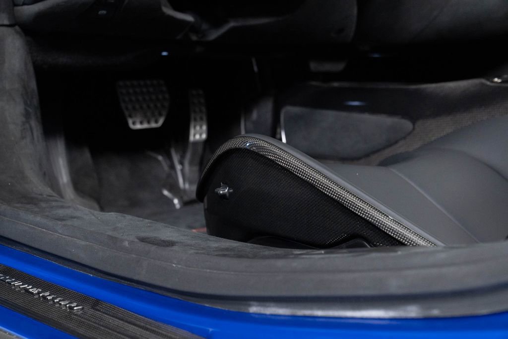 Used 2022 Ferrari SF90 Spider image 32