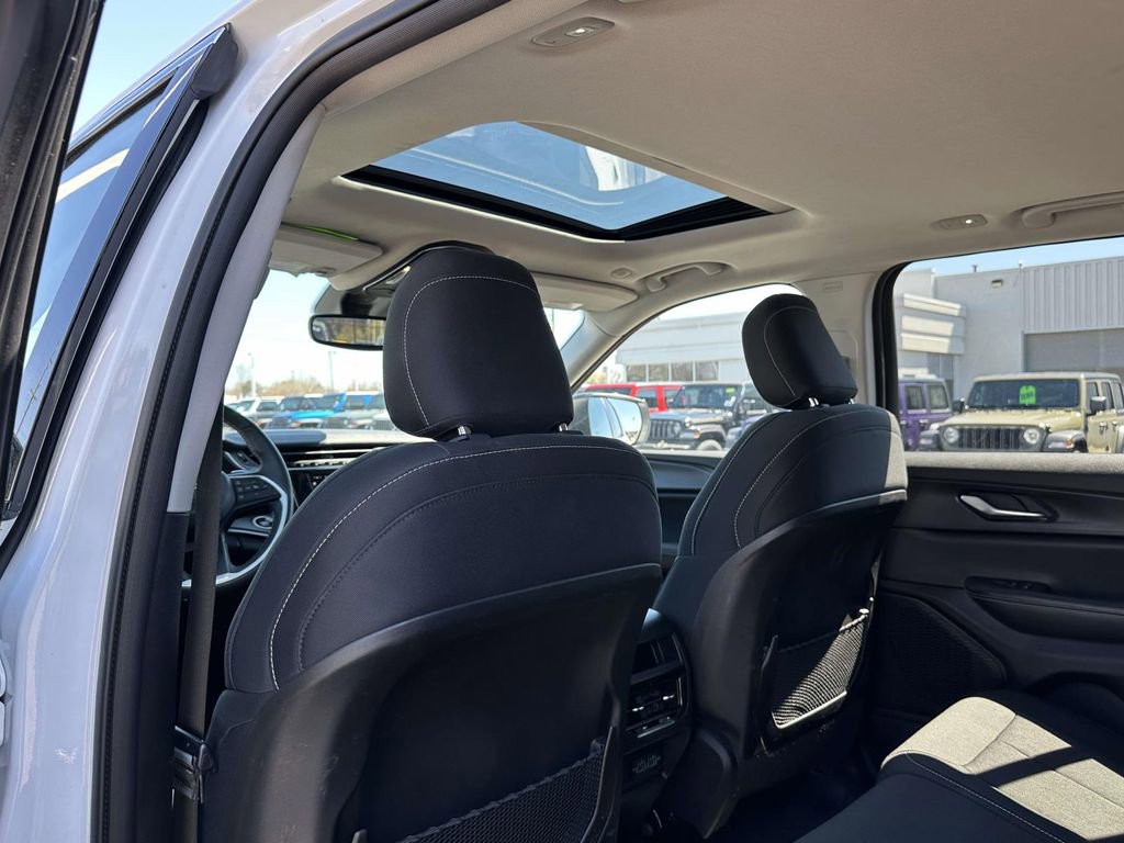 Used 2023 Jeep Grand Cherokee Laredo w/ Luxury Tech Group I image 16