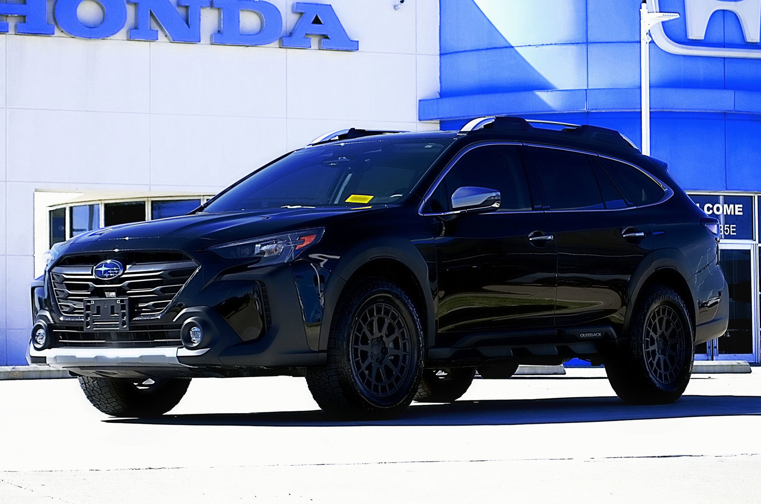 Used 2025 Subaru Outback Touring XT image 1