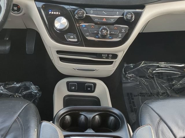Used 2019 Chrysler Pacifica Touring-L FWD image 19