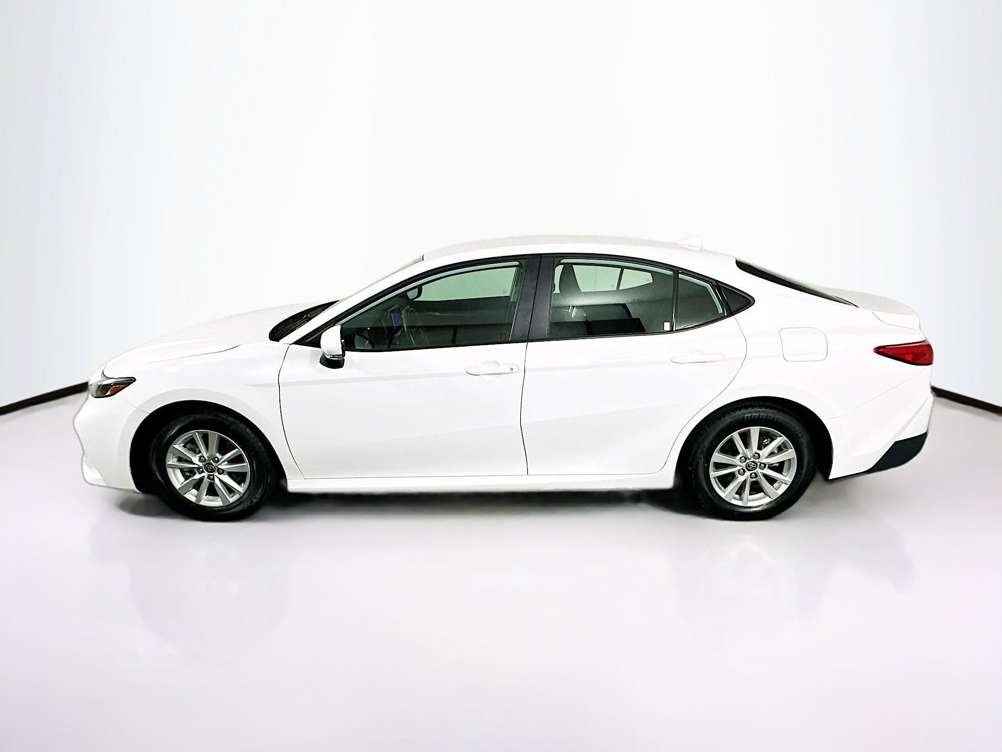 Used 2025 Toyota Camry LE image 4