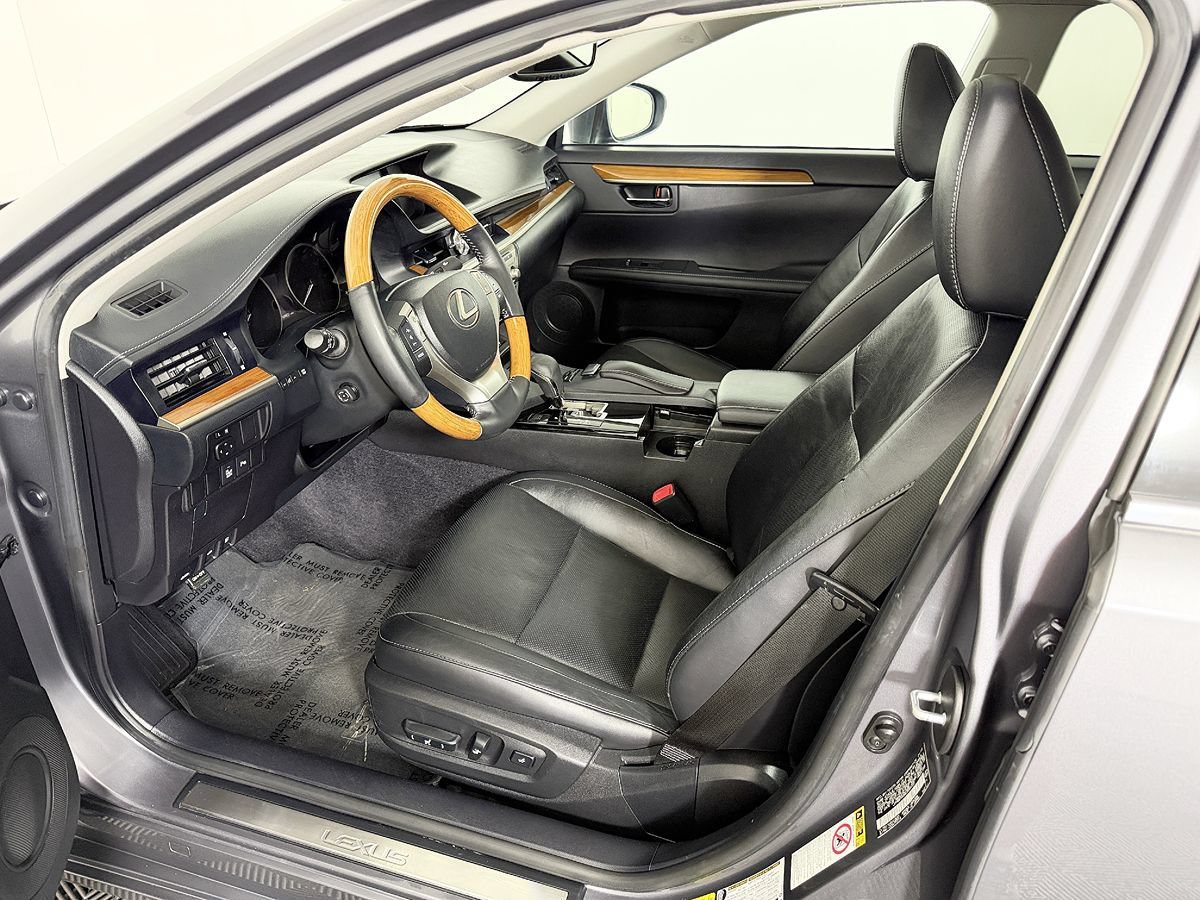 Used 2014 Lexus ES 300h w/ Luxury Package w/Bamboo Trim FWD image 31
