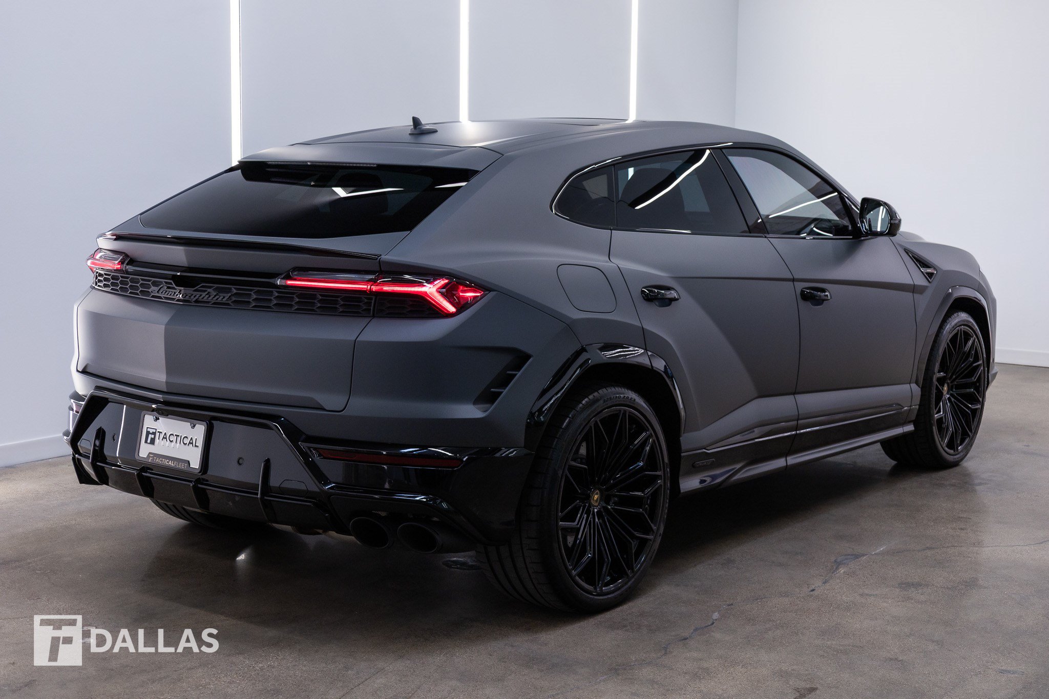 Used 2025 Lamborghini Urus SE AWD/4WD image 13