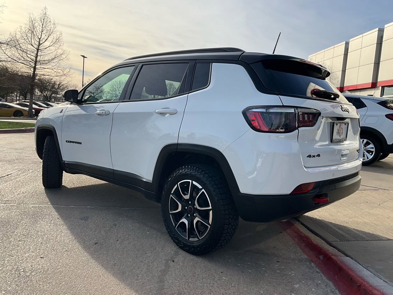 Used 2025 Jeep Compass Trailhawk image 8