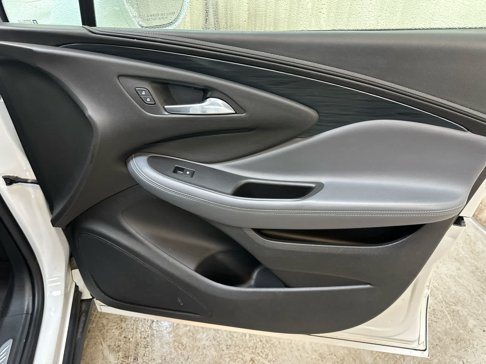 Used 2020 Buick Envision Essence FWD image 27