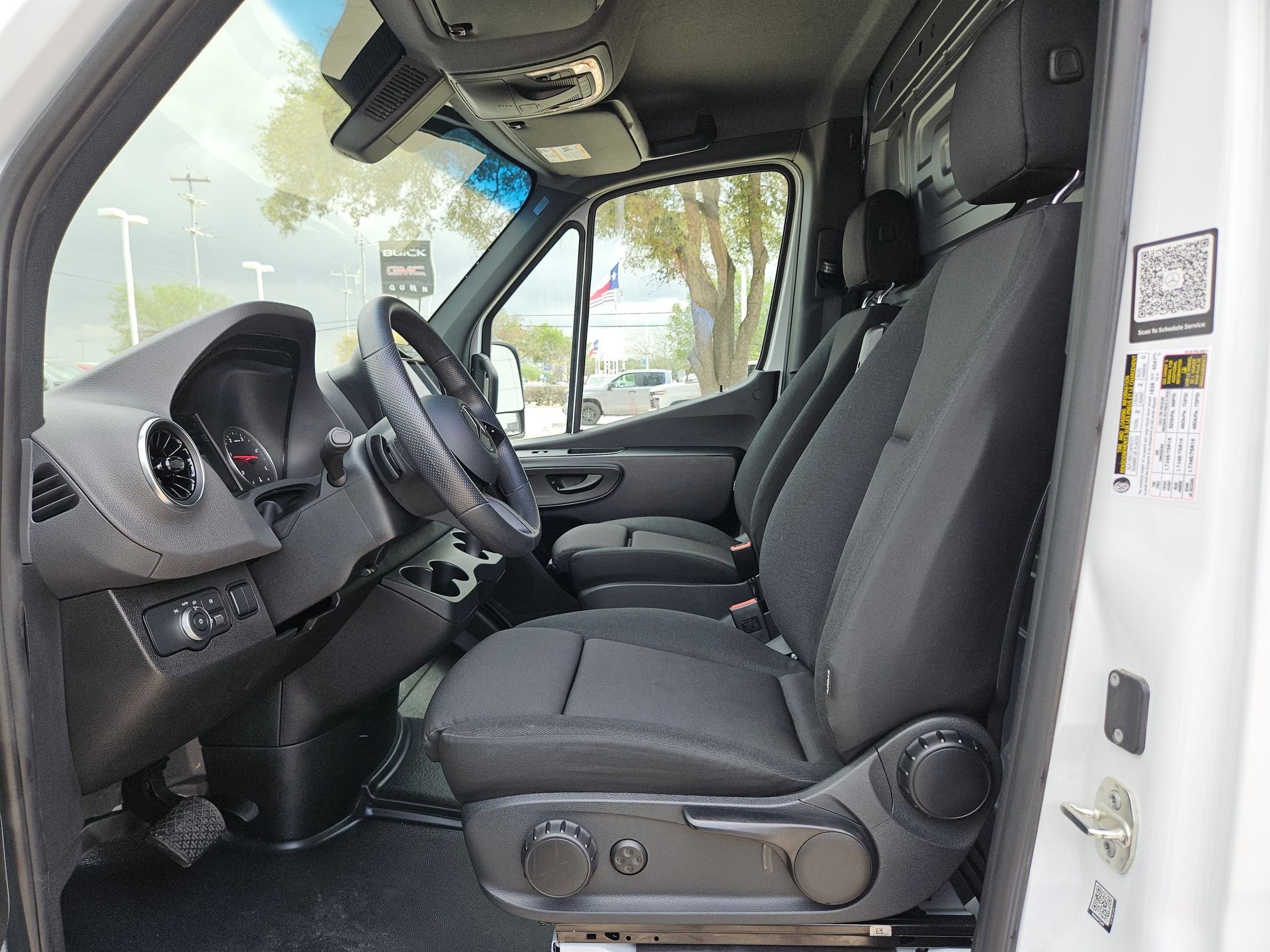 Used 2025 Mercedes-Benz Sprinter 2500 image 9