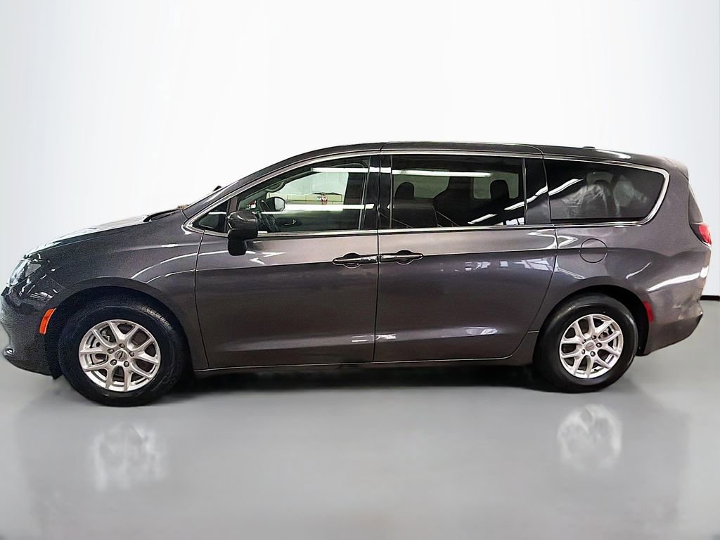 Used 2023 Chrysler Voyager LX image 4