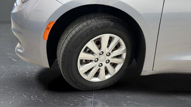 Used 2020 Chrysler Voyager L FWD image 33