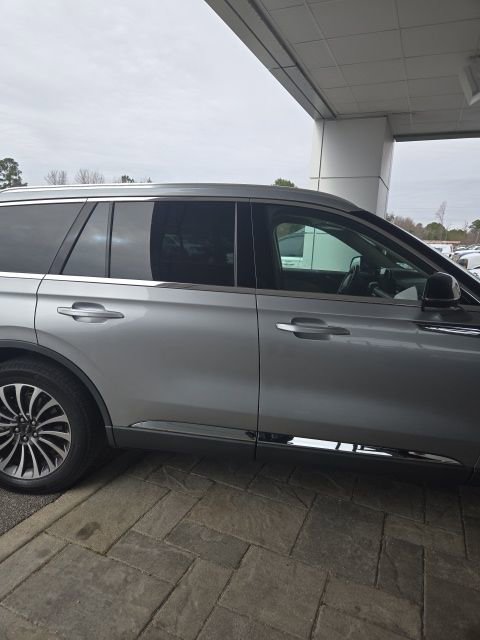 Used 2023 Lincoln Aviator AWD w/ Premium Package image 3