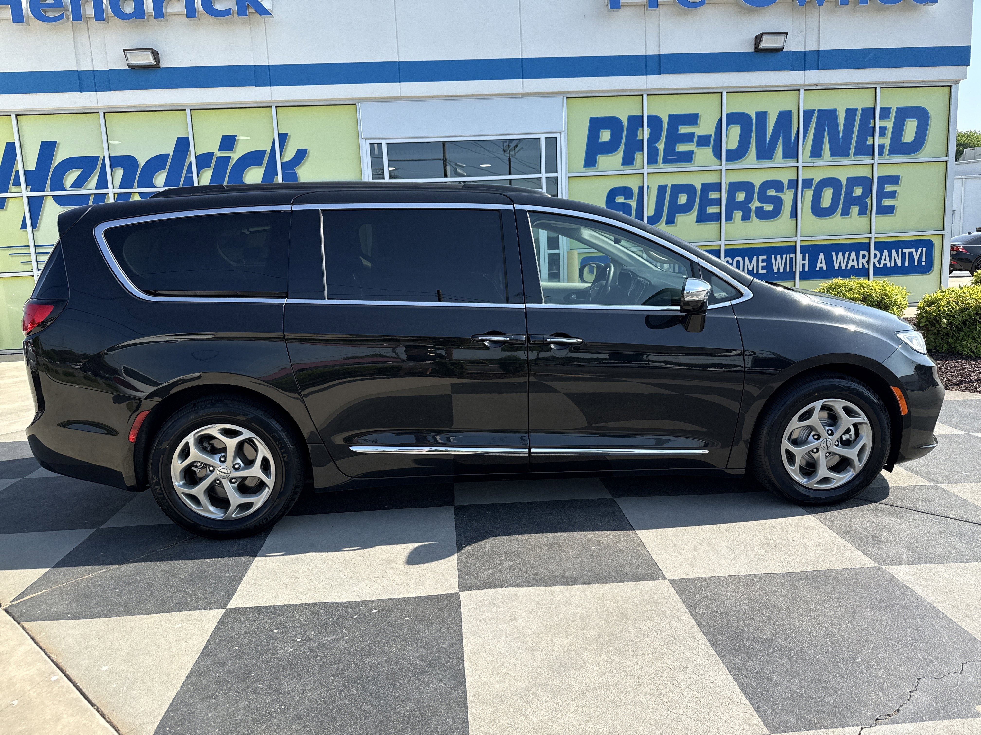 Used 2023 Chrysler Pacifica Limited FWD image 11