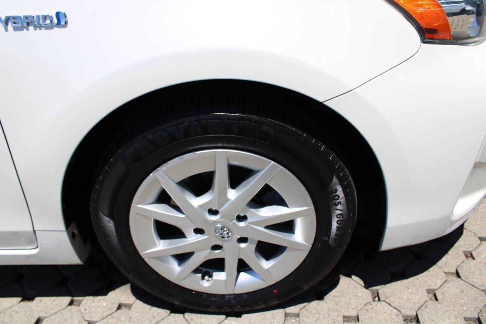 Used 2017 Toyota Prius V Three FWD image 13