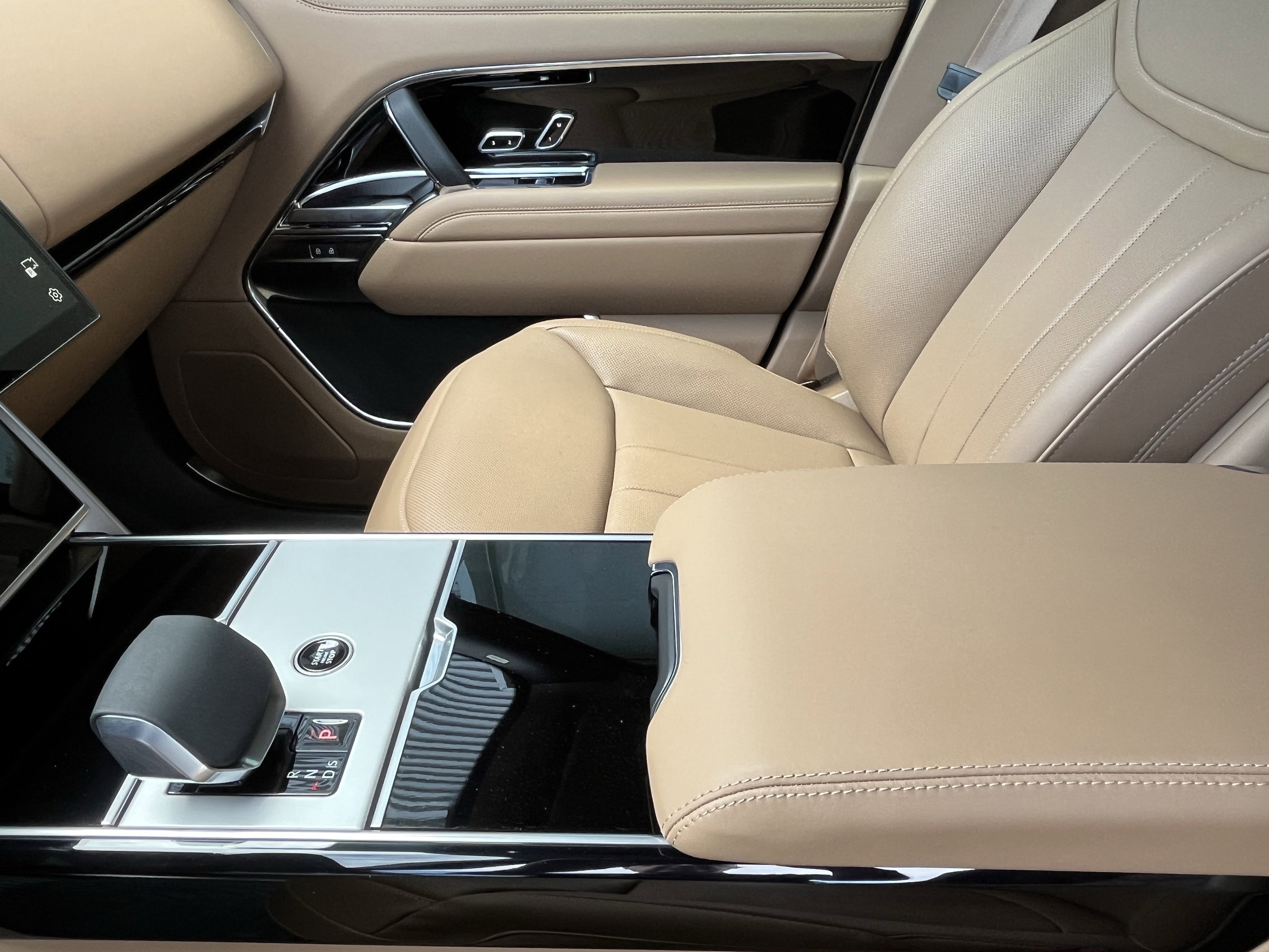 Certified 2026 Land Rover Range Rover SE image 25