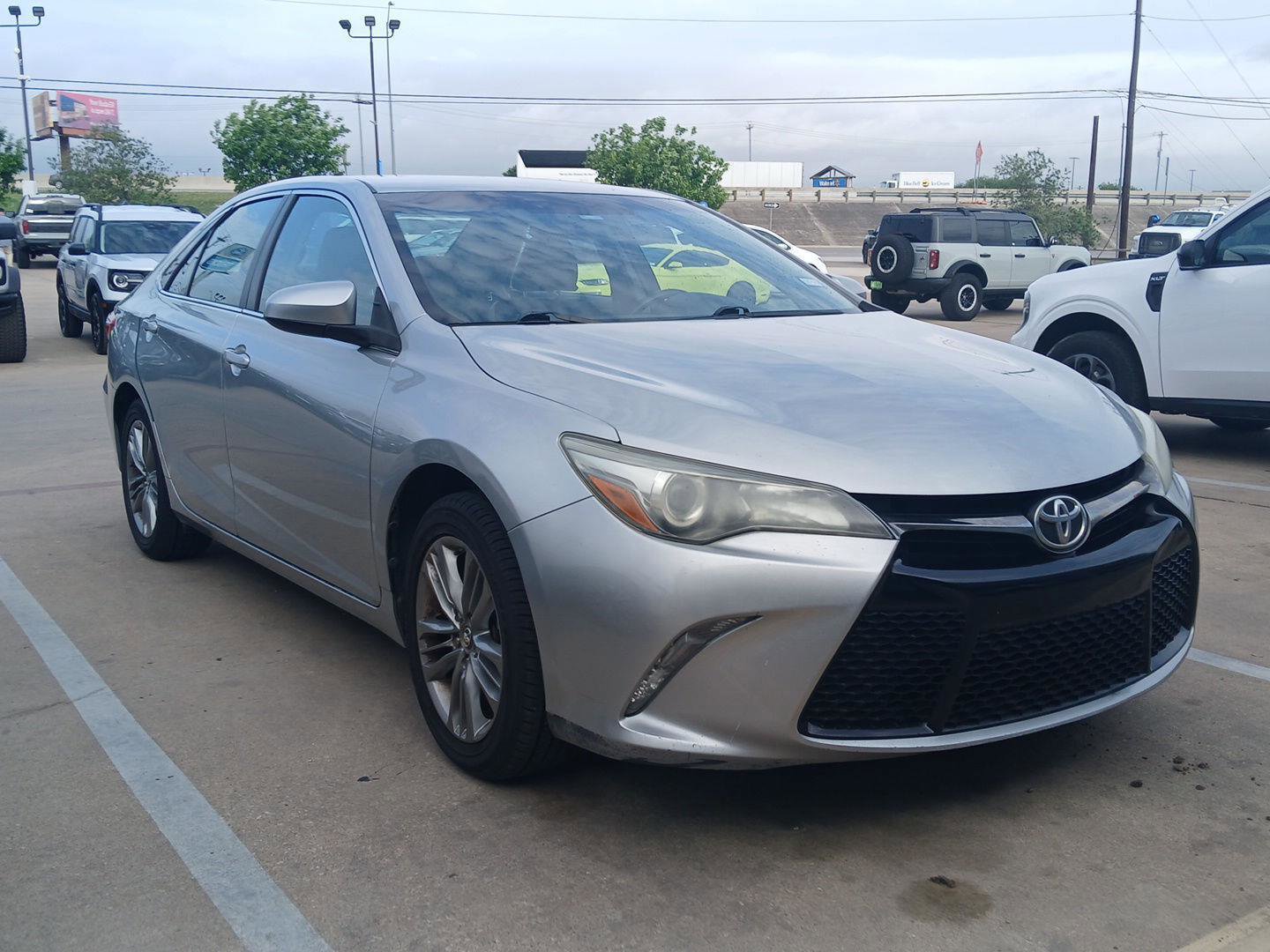 Used 2016 Toyota Camry SE image 3