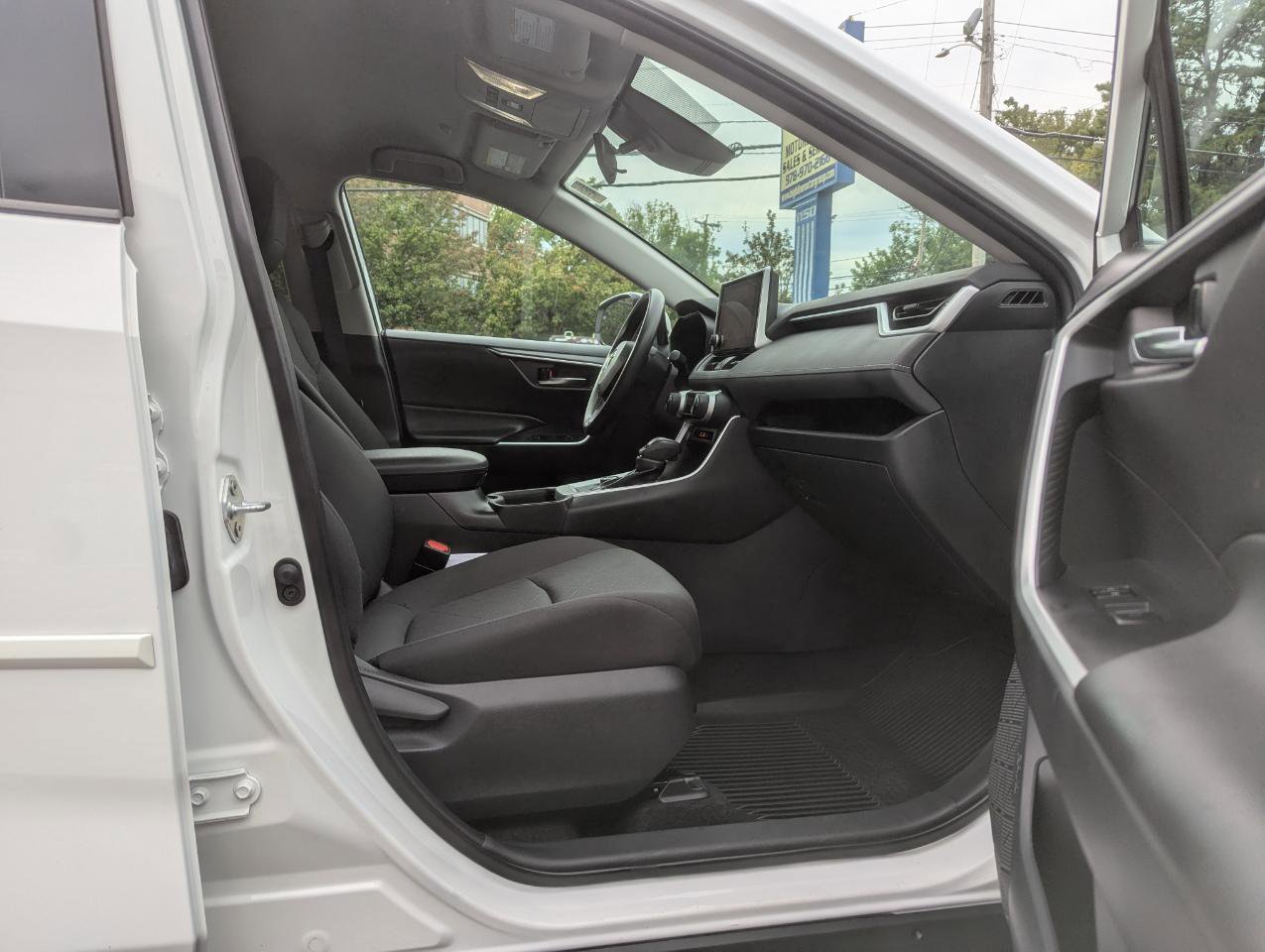 Used 2024 Toyota RAV4 XLE AWD/4WD image 31