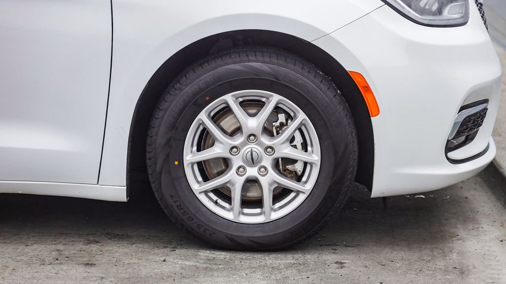 Certified 2024 Chrysler Pacifica Touring-L image 11