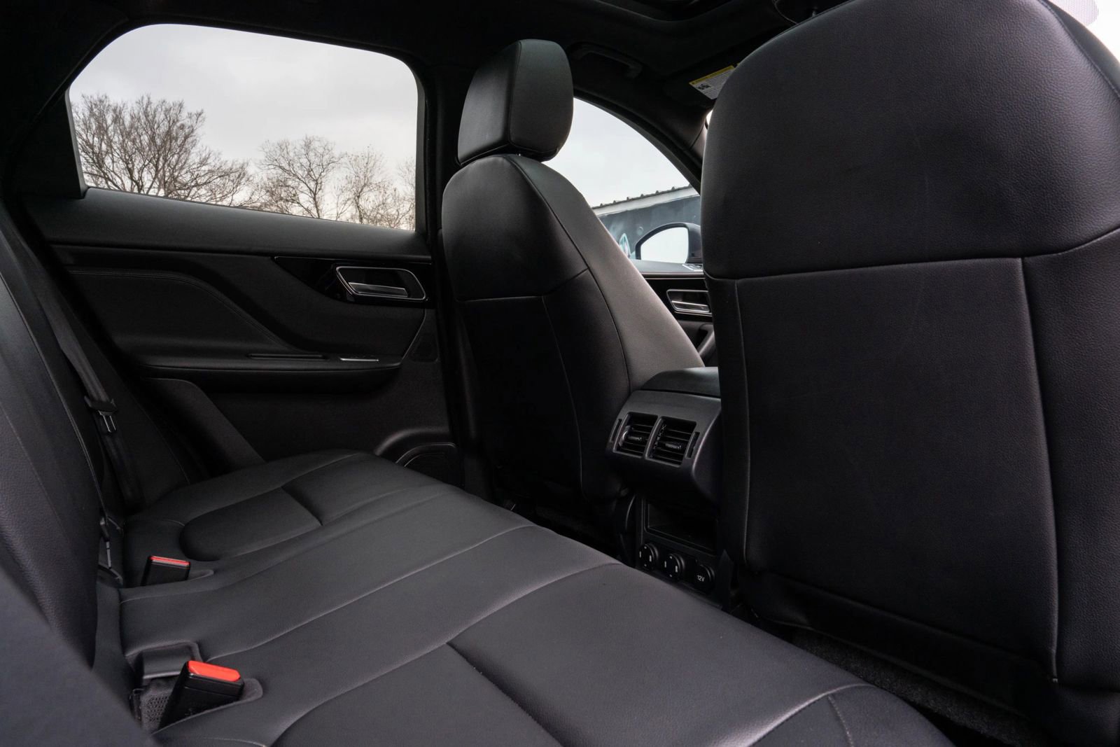 Used 2018 Jaguar F-PACE Premium image 11