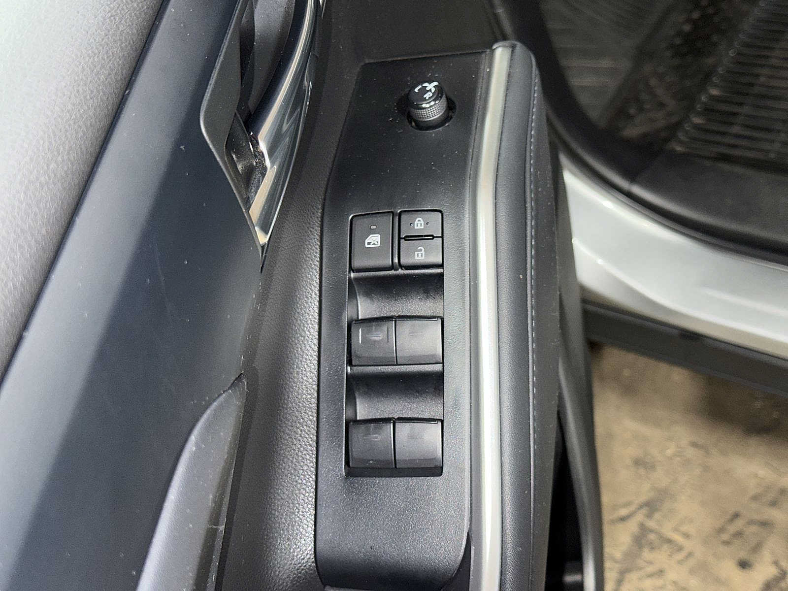 Used 2022 Toyota Highlander XLE AWD/4WD image 23