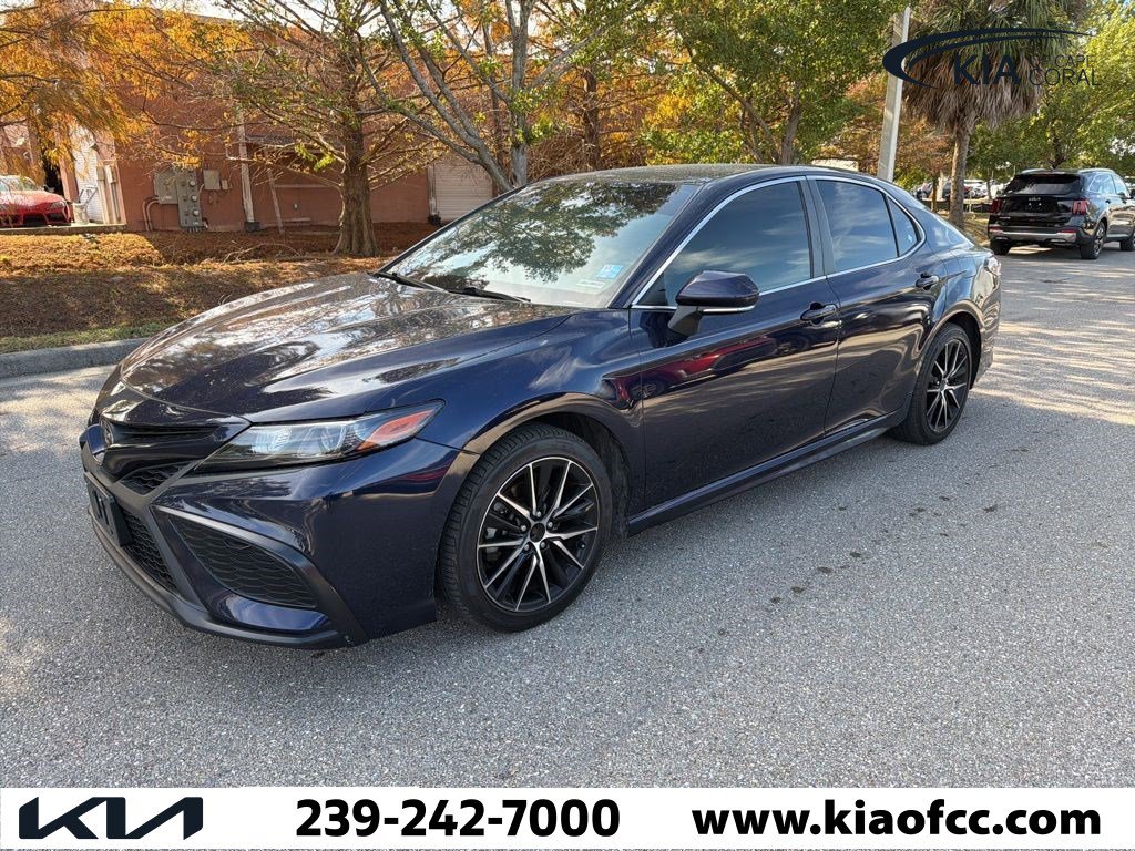 Used 2022 Toyota Camry SE image 2