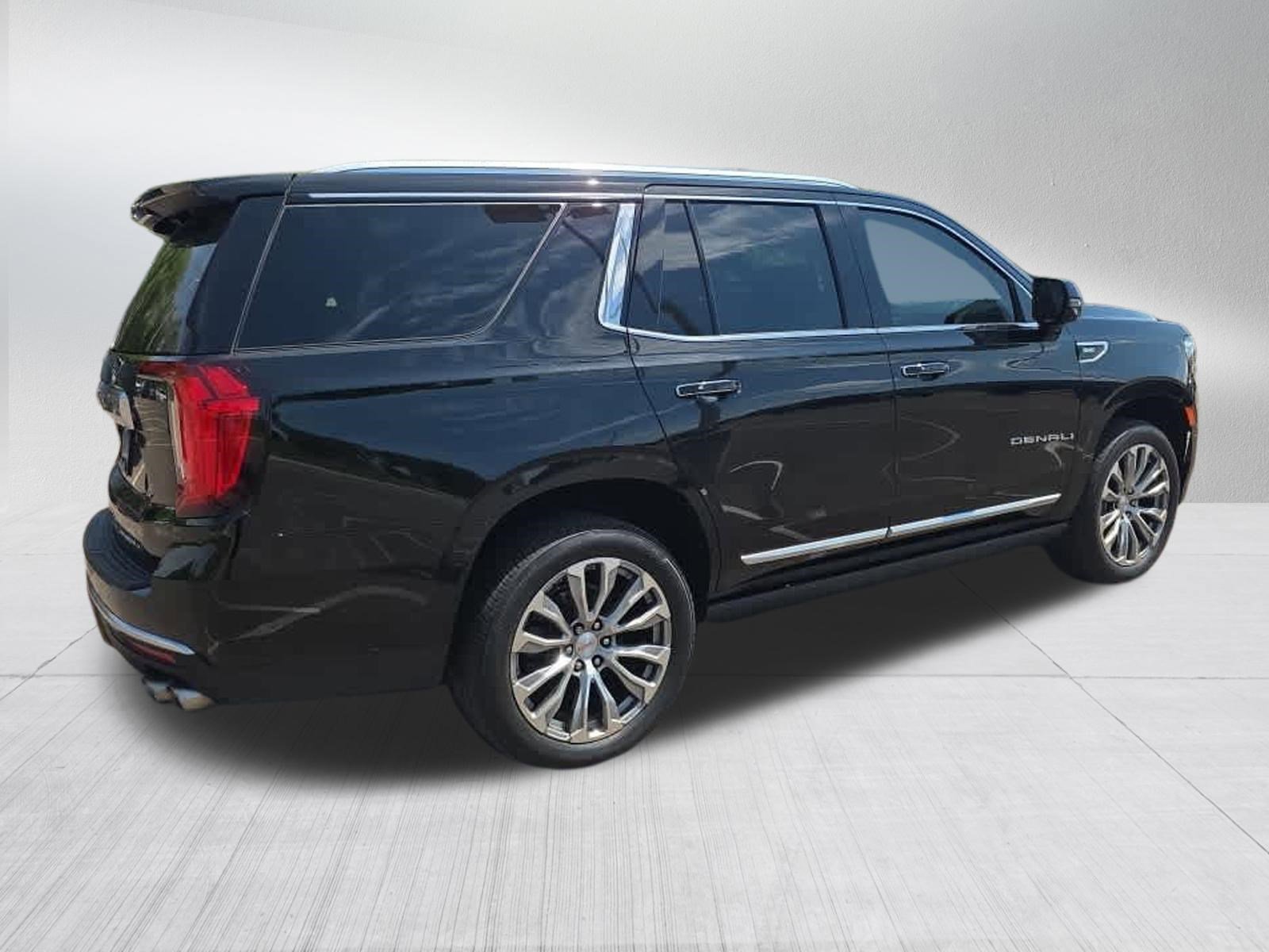Used 2021 GMC Yukon Denali w/ Denali Premium Package AWD/4WD image 3