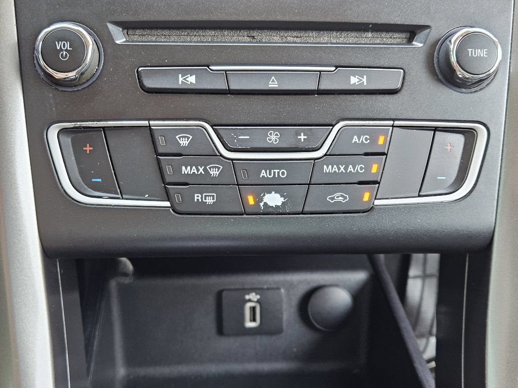 Used 2018 Ford Fusion SE w/ Fusion SE Technology Package FWD image 19