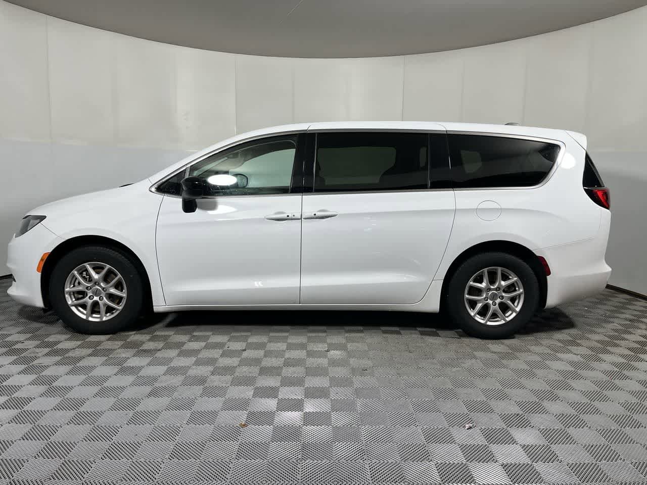 Used 2024 Chrysler Voyager LX FWD image 5
