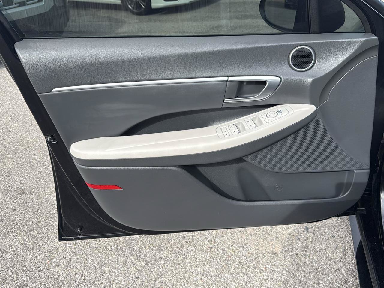 Used 2022 Hyundai Sonata SEL w/ Preferred Accessory Package FWD image 12