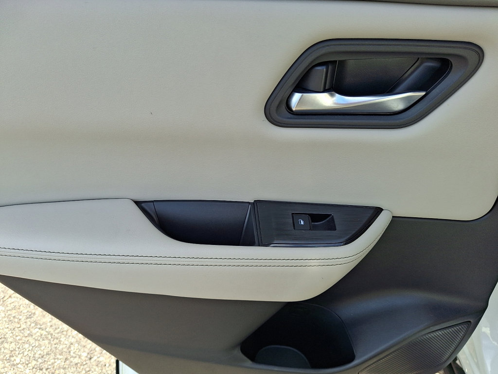 Used 2025 Nissan Rogue SV AWD/4WD image 19