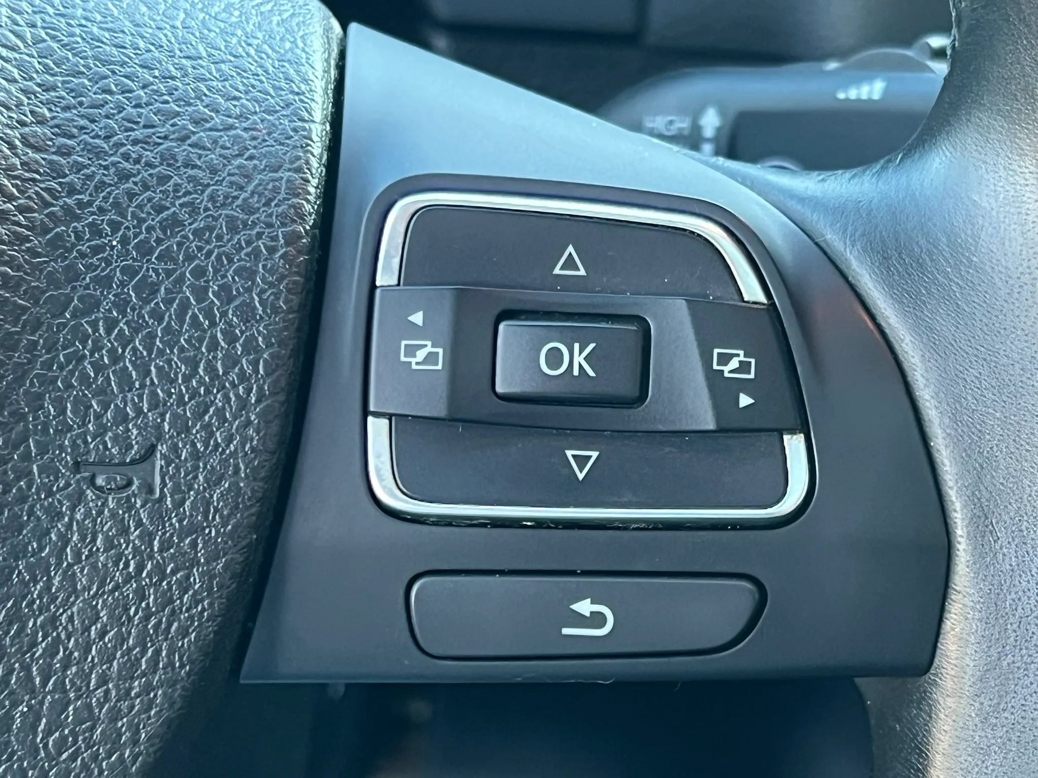 Used 2015 Volkswagen Tiguan SEL AWD/4WD image 18