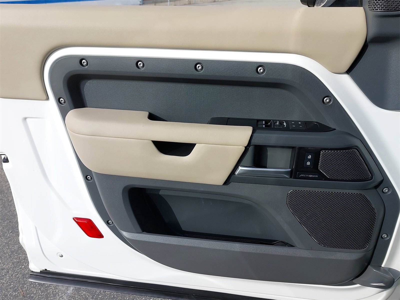 Used 2024 Land Rover Defender 90 X-Dynamic SE image 27