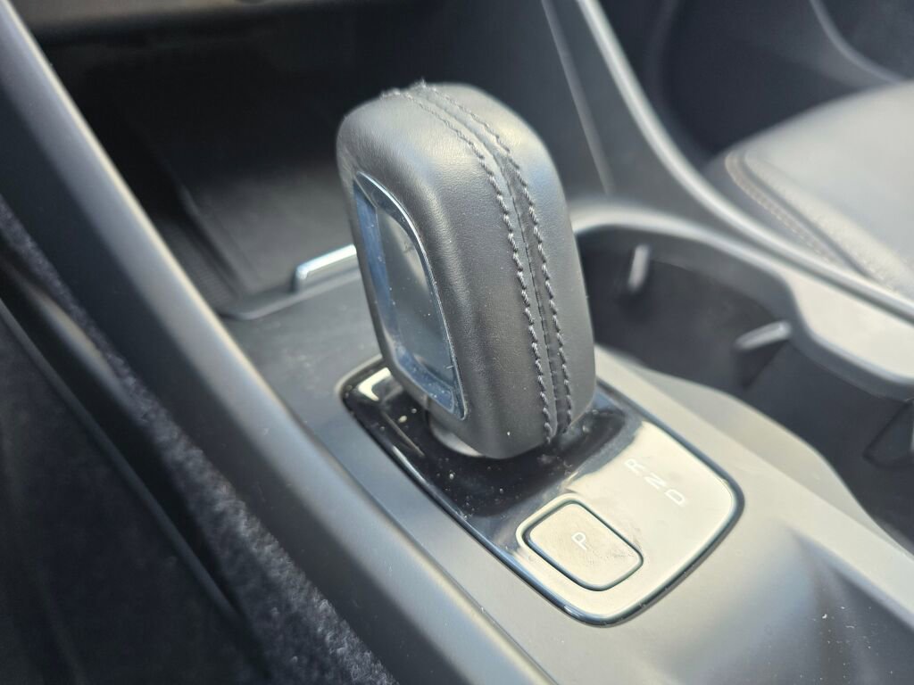 Used 2020 Volvo XC40 T5 Momentum w/ Protection Package image 27