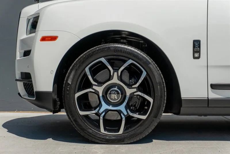 Used 2024 Rolls-Royce Cullinan Black Badge image 10