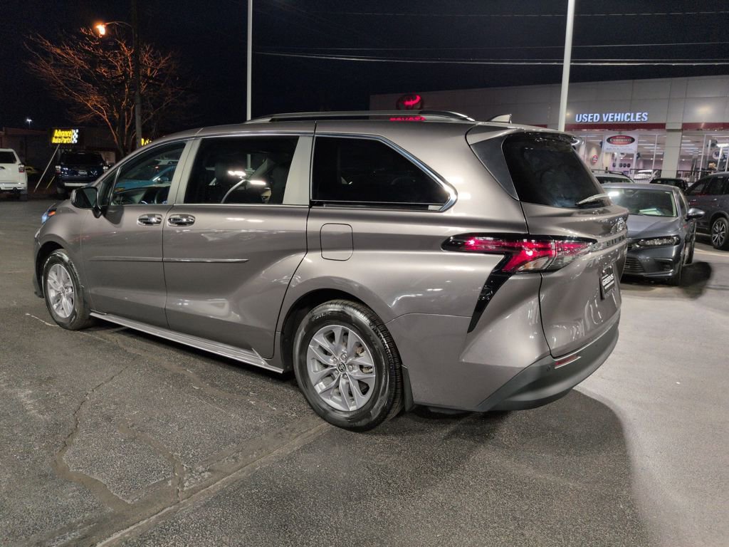 Used 2024 Toyota Sienna XLE image 3