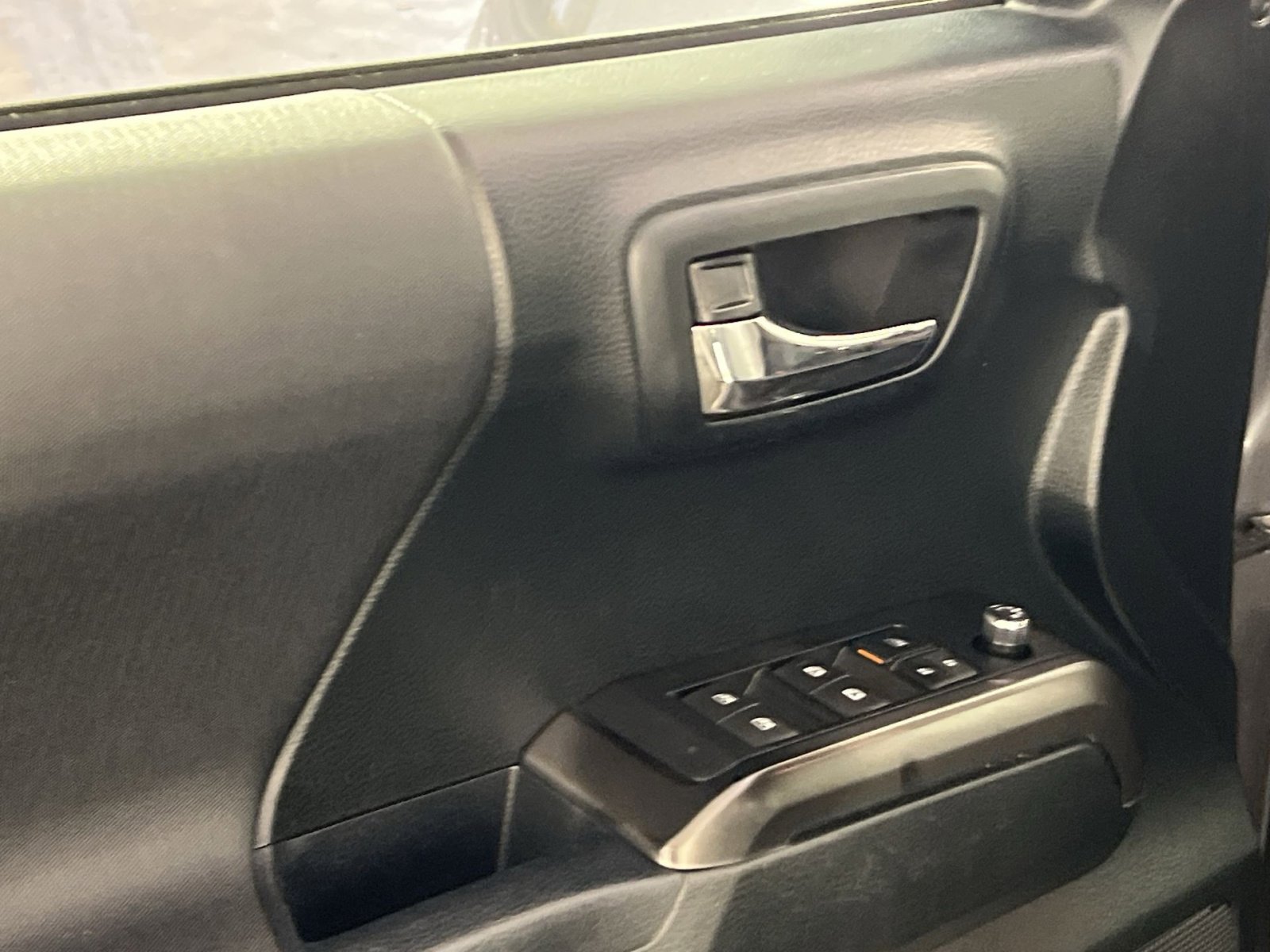 Used 2017 Toyota Tacoma TRD Sport image 15