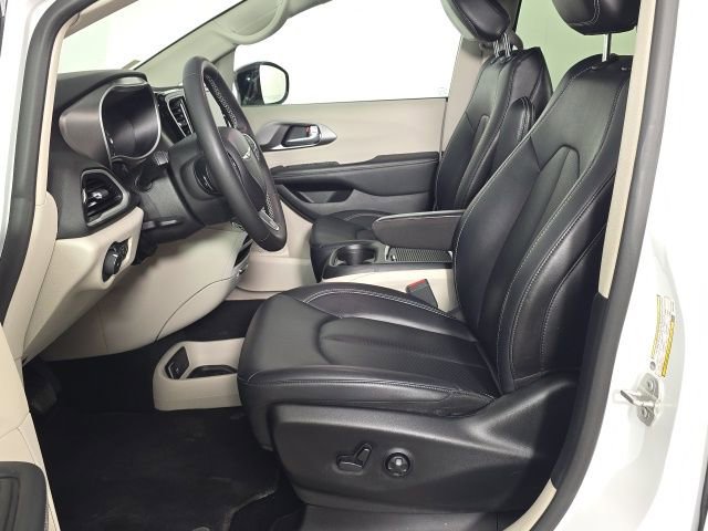 Used 2024 Chrysler Pacifica Touring-L image 23