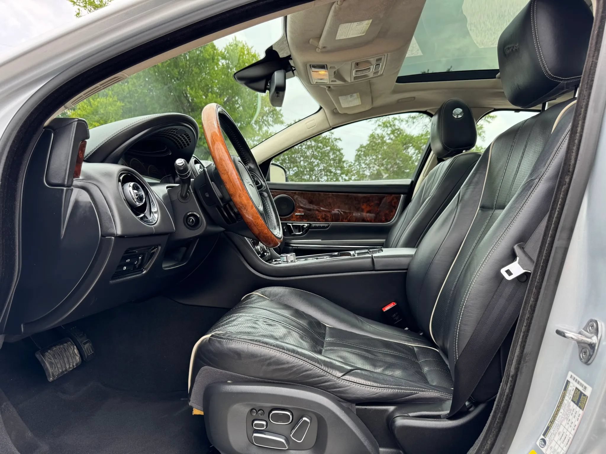 Used 2014 Jaguar XJ L Portfolio RWD image 15