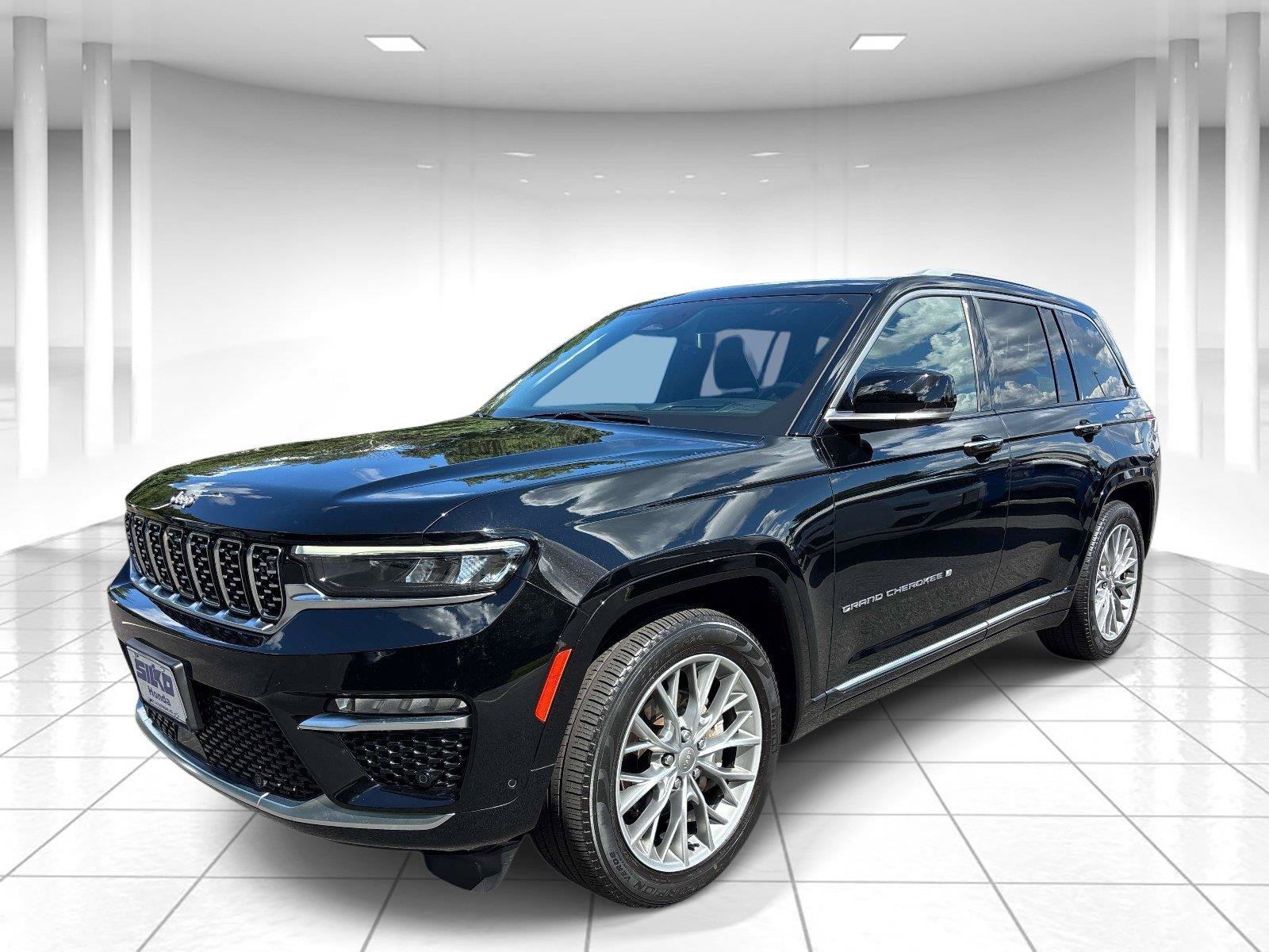 Used 2023 Jeep Grand Cherokee Summit w/ Adv Protech Group IV AWD/4WD image 8