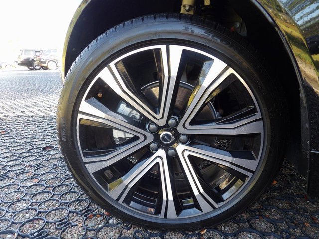 Certified 2023 Volvo XC60 B5 Ultimate w/ Climate Package image 28