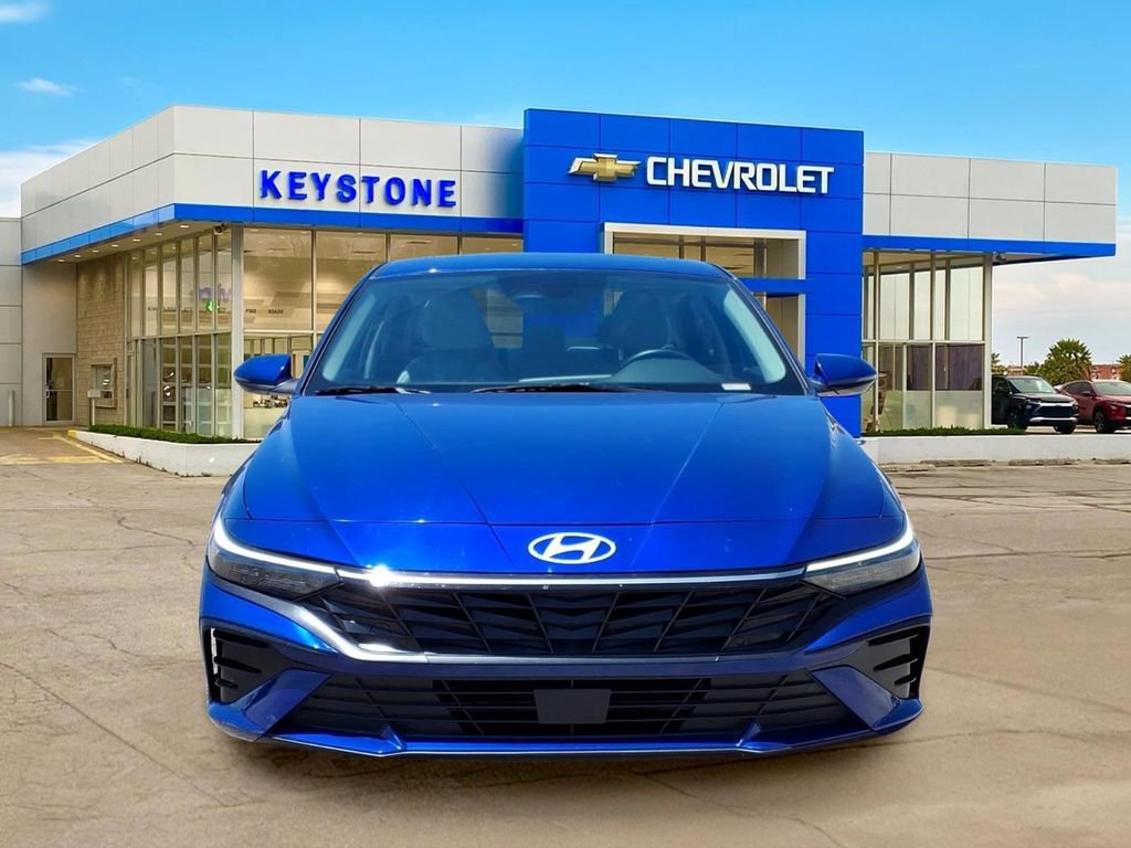 Used 2025 Hyundai Elantra Limited FWD image 2