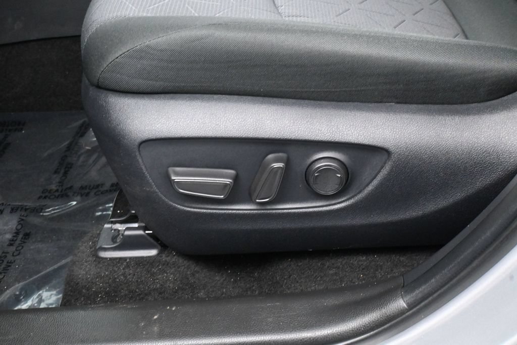 Used 2025 Toyota RAV4 XLE AWD/4WD image 12